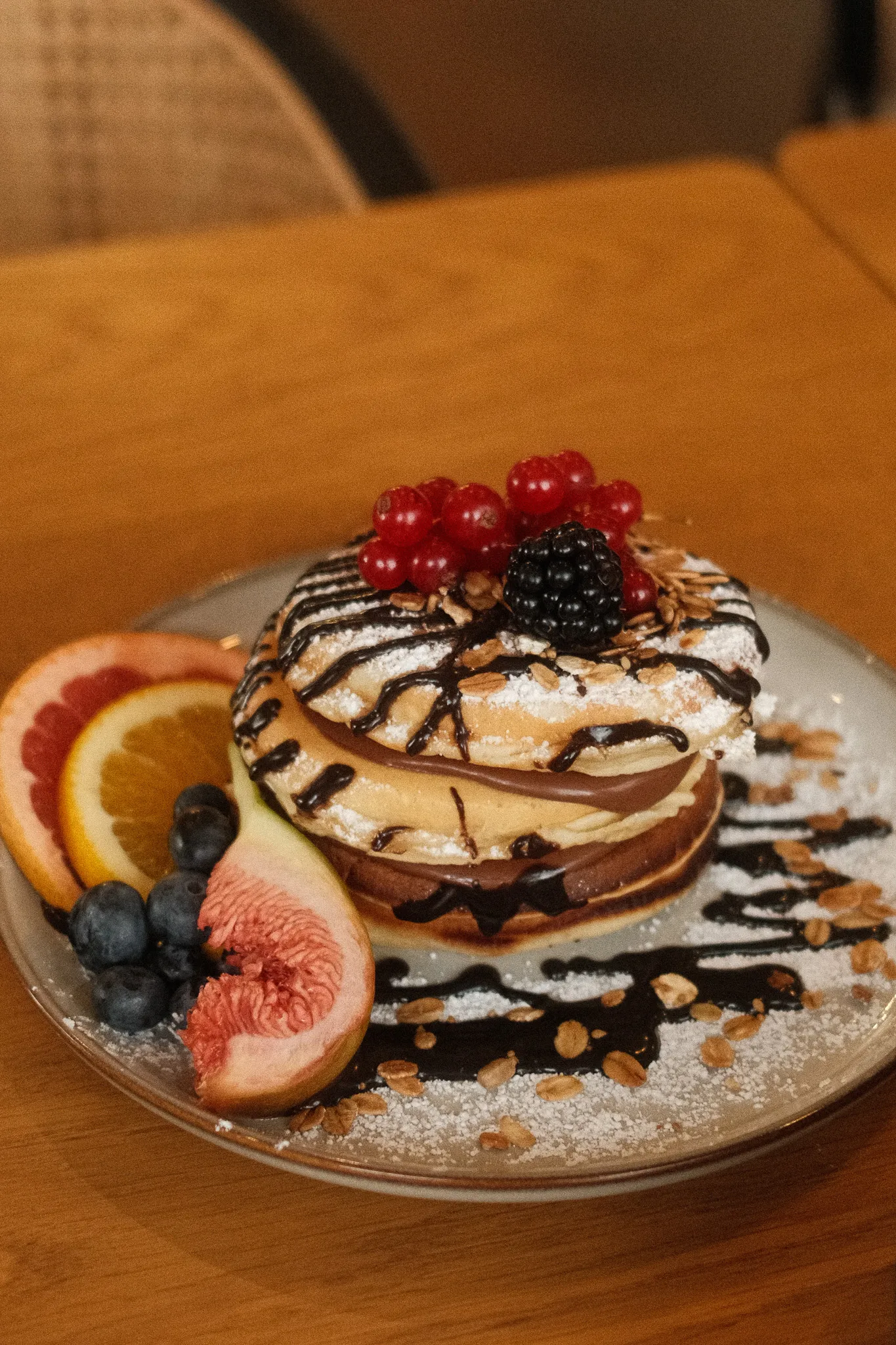 Frisch zubereitete Pancakes im Neo Café Deli in Ramstein, garniert mit Schokoladensauce, Puderzucker, Beeren und frischem Obst