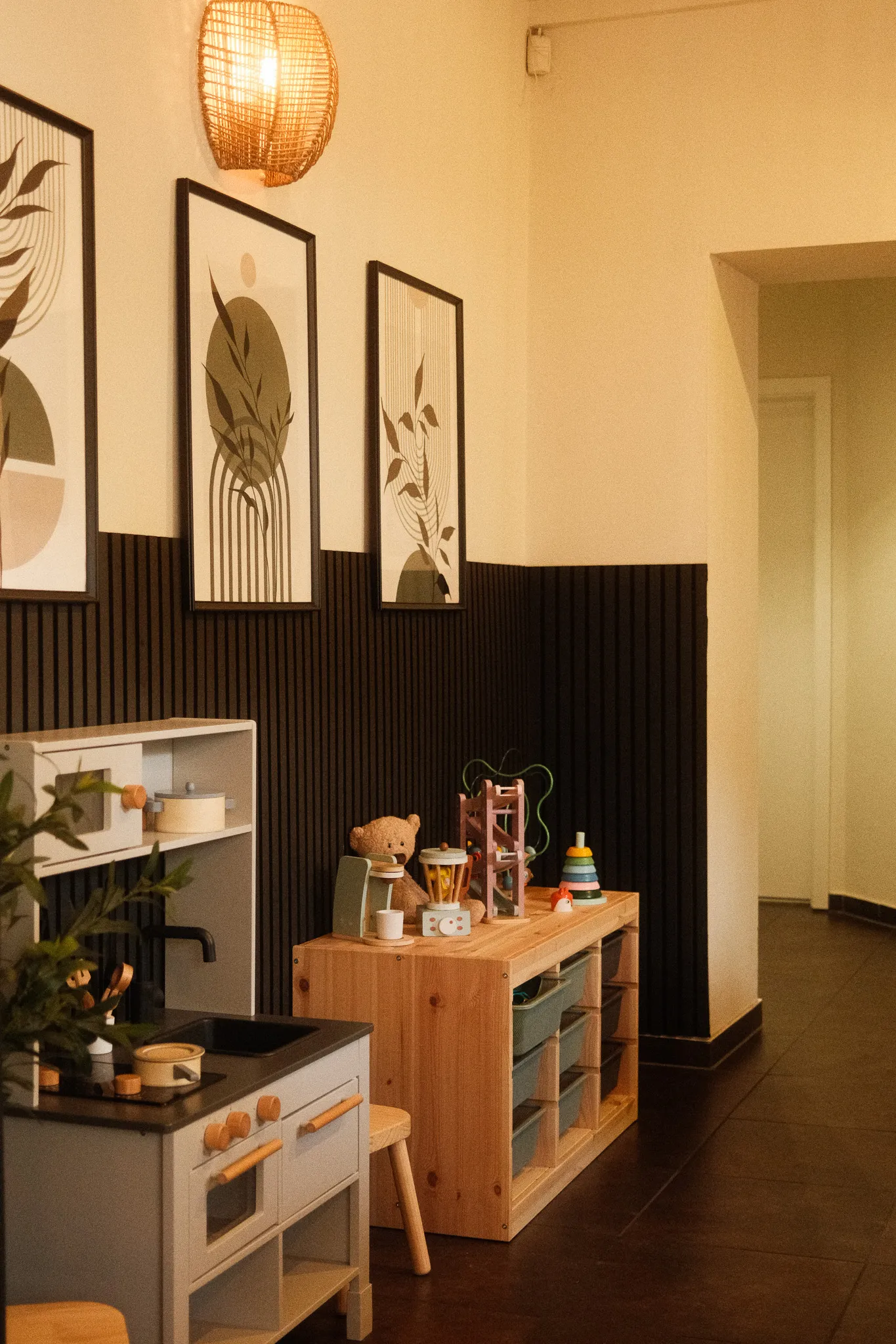 Kinderfreundliche Spielecke im Neo Café Deli in Ramstein mit Spielküche, Holzspielzeug und gemütlichem Design – ideal für Familienbesuche